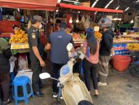 เทศกิจแม่สอด ร่วมเจ้าหน้าที่สำนักงานสาขาชั่งตวงวัด กรมการค้าภายใน กระทรวงพาณิชย์ ออกตรวจยึดตราชั่งที่ไม่ได้มาตรฐาน ตลาดพาเจริญ