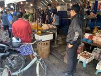 เทศกิจแม่สอด ร่วมเจ้าหน้าที่สำนักงานสาขาชั่งตวงวัด กรมการค้าภายใน กระทรวงพาณิชย์ ออกตรวจยึดตราชั่งที่ไม่ได้มาตรฐาน ตลาดพาเจริญ