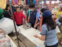 เทศกิจแม่สอด ร่วมเจ้าหน้าที่สำนักงานสาขาชั่งตวงวัด กรมการค้าภายใน กระทรวงพาณิชย์ ออกตรวจยึดตราชั่งที่ไม่ได้มาตรฐาน ตลาดพาเจริญ