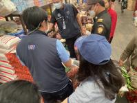 เทศกิจแม่สอด ร่วมเจ้าหน้าที่สำนักงานสาขาชั่งตวงวัด กรมการค้าภายใน กระทรวงพาณิชย์ ออกตรวจยึดตราชั่งที่ไม่ได้มาตรฐาน ตลาดพาเจริญ