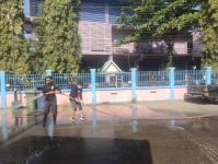 ดับเพลิงแม่สอด ออกฉีดล้างถนน ร่วมกิจกรรมจิตอาสา