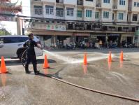 ดับเพลิงแม่สอด ออกฉีดล้างถนน ร่วมกิจกรรมจิตอาสา