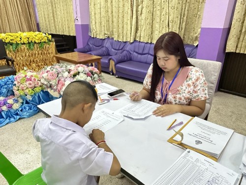 คณะกรรมการตรวจเยี่ยมสนามสอบการประเมินความสามารถด้านการอ่านของผู้เรียน (RT) ชั้นประถมศึกษาปีที่ 1 ปีการศึกษา 2566 ของนักเรียนในสังกัดเทศบาลนครแม่สอด