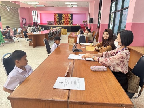 คณะกรรมการตรวจเยี่ยมสนามสอบการประเมินความสามารถด้านการอ่านของผู้เรียน (RT) ชั้นประถมศึกษาปีที่ 1 ปีการศึกษา 2566 ของนักเรียนในสังกัดเทศบาลนครแม่สอด