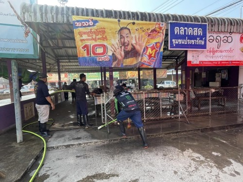 เทศบาลนครแม่สอด ลงพื้นที่ดำเนินการฉีดล้างทำความสะอาด ตลาดในเขตเทศบาลนครแม่สอด 