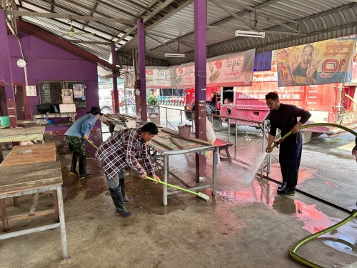 เทศบาลนครแม่สอด ลงพื้นที่ดำเนินการฉีดล้างทำความสะอาด ตลาดในเขตเทศบาลนครแม่สอด 