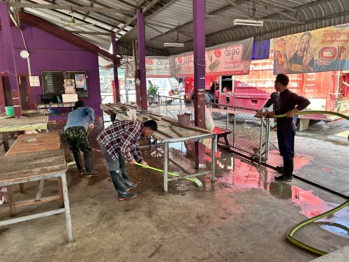 เทศบาลนครแม่สอด ลงพื้นที่ดำเนินการฉีดล้างทำความสะอาด ตลาดในเขตเทศบาลนครแม่สอด 