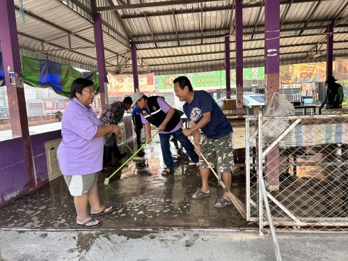 เทศบาลนครแม่สอด ลงพื้นที่ดำเนินการฉีดล้างทำความสะอาด ตลาดในเขตเทศบาลนครแม่สอด 