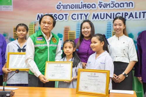 นายกเทศมนตรีนครแม่สอดพร้อมคณะผู้บริหารร่วมแสดงความยินดีและเป็นกำลังใจแก่นักเรียน ที่สามารถทำคะแนนการสอบ RT และ O-NET ได้ 100 คะแนนเต็ม