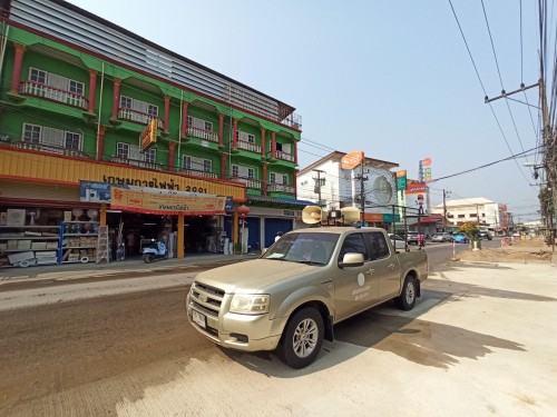 เจ้าหน้าที่กองยุทธศาสตร์และงบประมาณ ดำเนินการประชาสัมพันธ์เชิญชวนร่วมงานสงกรานต์ “เย็นทั่วหล้ามหาสงกรานต์เทศบาลนครแม่สอด”