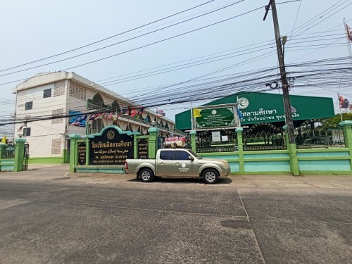 เจ้าหน้าที่กองยุทธศาสตร์และงบประมาณ ดำเนินการประชาสัมพันธ์เชิญชวนร่วมงานสงกรานต์ “เย็นทั่วหล้ามหาสงกรานต์เทศบาลนครแม่สอด”