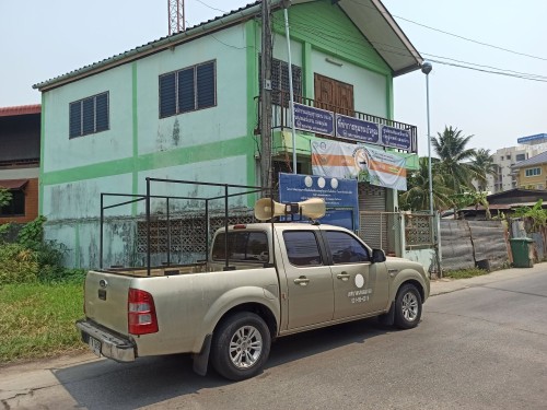 เจ้าหน้าที่กองยุทธศาสตร์และงบประมาณ ดำเนินการประชาสัมพันธ์เชิญชวนร่วมงานสงกรานต์ “เย็นทั่วหล้ามหาสงกรานต์เทศบาลนครแม่สอด”