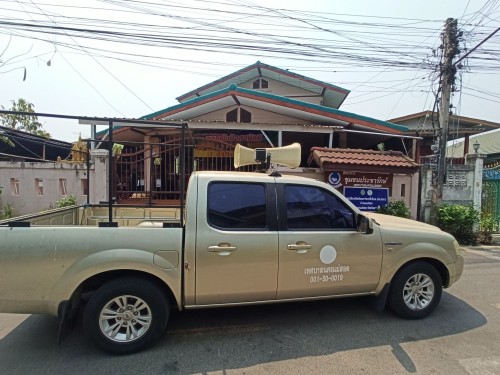 เจ้าหน้าที่กองยุทธศาสตร์และงบประมาณ ดำเนินการประชาสัมพันธ์เชิญชวนร่วมงานสงกรานต์ “เย็นทั่วหล้ามหาสงกรานต์เทศบาลนครแม่สอด”