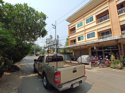 เจ้าหน้าที่กองยุทธศาสตร์และงบประมาณ ดำเนินการประชาสัมพันธ์เชิญชวนร่วมงานสงกรานต์ “เย็นทั่วหล้ามหาสงกรานต์เทศบาลนครแม่สอด”