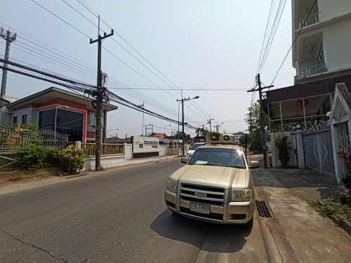 เจ้าหน้าที่กองยุทธศาสตร์และงบประมาณ ดำเนินการประชาสัมพันธ์เชิญชวนร่วมงานสงกรานต์ “เย็นทั่วหล้ามหาสงกรานต์เทศบาลนครแม่สอด”