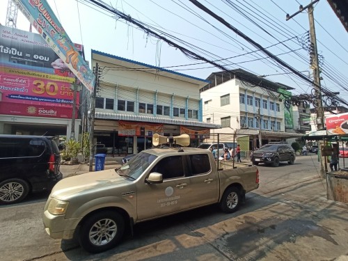 เจ้าหน้าที่กองยุทธศาสตร์และงบประมาณ ดำเนินการประชาสัมพันธ์เชิญชวนร่วมงานสงกรานต์ “เย็นทั่วหล้ามหาสงกรานต์เทศบาลนครแม่สอด”