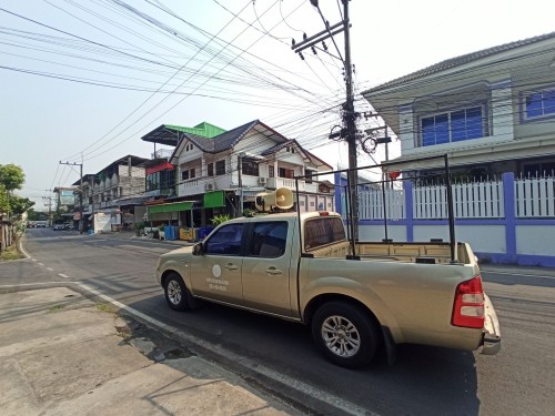 เจ้าหน้าที่กองยุทธศาสตร์และงบประมาณ ดำเนินการประชาสัมพันธ์เชิญชวนร่วมงานสงกรานต์ “เย็นทั่วหล้ามหาสงกรานต์เทศบาลนครแม่สอด”