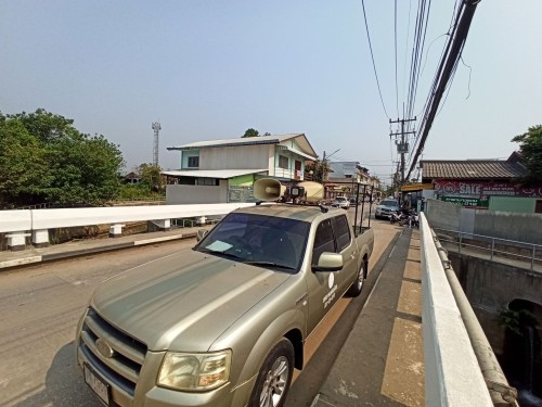 เจ้าหน้าที่กองยุทธศาสตร์และงบประมาณ ดำเนินการประชาสัมพันธ์เชิญชวนร่วมงานสงกรานต์ “เย็นทั่วหล้ามหาสงกรานต์เทศบาลนครแม่สอด”