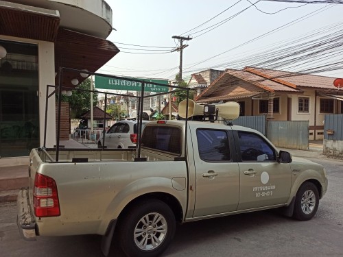 เจ้าหน้าที่กองยุทธศาสตร์และงบประมาณ ดำเนินการประชาสัมพันธ์เชิญชวนร่วมงานสงกรานต์ “เย็นทั่วหล้ามหาสงกรานต์เทศบาลนครแม่สอด”