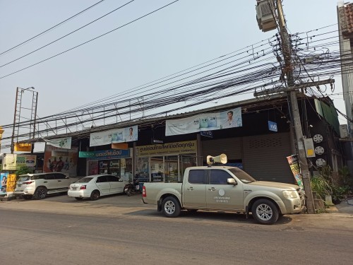 เจ้าหน้าที่กองยุทธศาสตร์และงบประมาณ ดำเนินการประชาสัมพันธ์เชิญชวนร่วมงานสงกรานต์ “เย็นทั่วหล้ามหาสงกรานต์เทศบาลนครแม่สอด”