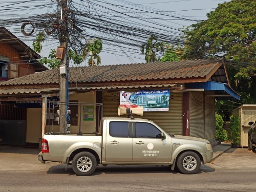 เจ้าหน้าที่กองยุทธศาสตร์และงบประมาณ ดำเนินการประชาสัมพันธ์เชิญชวนร่วมงานสงกรานต์ “เย็นทั่วหล้ามหาสงกรานต์เทศบาลนครแม่สอด”