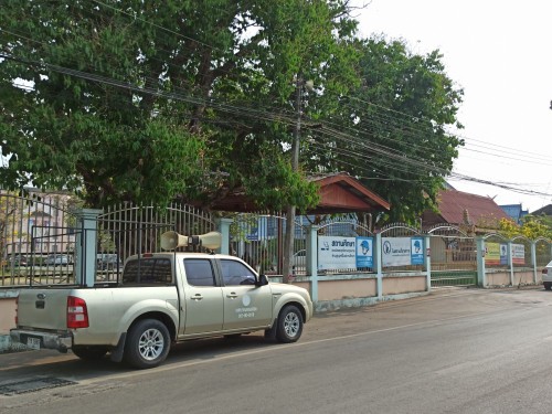 เจ้าหน้าที่กองยุทธศาสตร์และงบประมาณ ดำเนินการประชาสัมพันธ์เชิญชวนร่วมงานสงกรานต์ “เย็นทั่วหล้ามหาสงกรานต์เทศบาลนครแม่สอด”