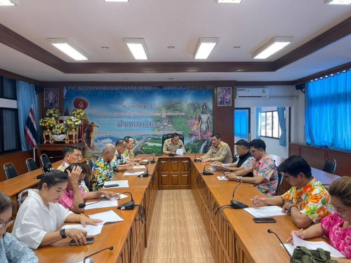 เจ้าหน้าที่กองยุทธศาสตร์และงบประมาณ ร่วมประชุมจัดตั้งหมู่บ้านป้องกันและแก้ไขปัญหายาเสพติด 