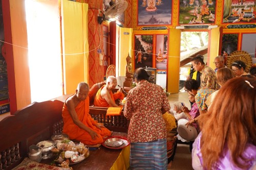 เทศบาลนครแม่สอดร่วมจัดกิจกรรมสรงน้ำพระธาตุเจดีย์วัดดอนแก้ว