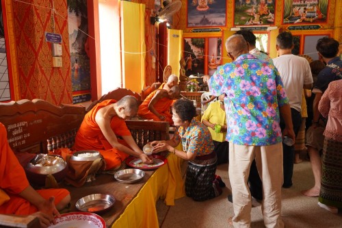 เทศบาลนครแม่สอดร่วมจัดกิจกรรมสรงน้ำพระธาตุเจดีย์วัดดอนแก้ว