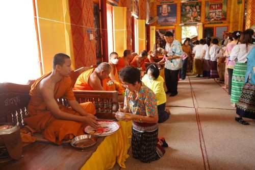 เทศบาลนครแม่สอดร่วมจัดกิจกรรมสรงน้ำพระธาตุเจดีย์วัดดอนแก้ว