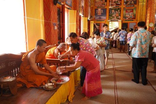 เทศบาลนครแม่สอดร่วมจัดกิจกรรมสรงน้ำพระธาตุเจดีย์วัดดอนแก้ว