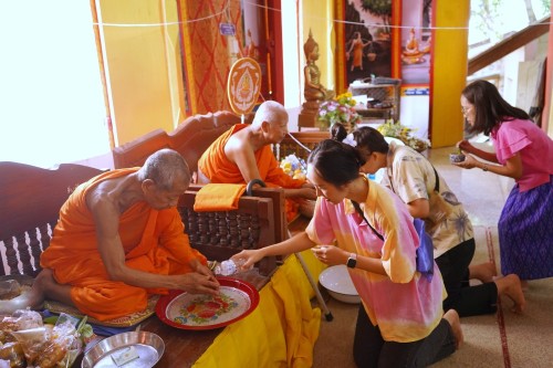 เทศบาลนครแม่สอดร่วมจัดกิจกรรมสรงน้ำพระธาตุเจดีย์วัดดอนแก้ว