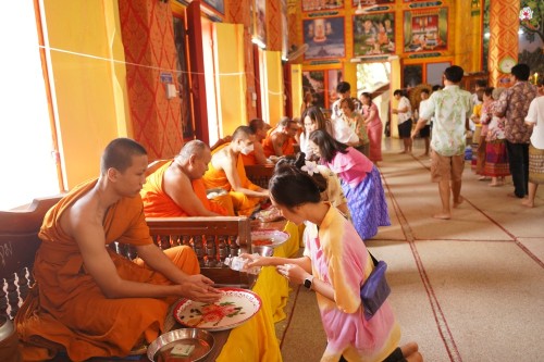 เทศบาลนครแม่สอดร่วมจัดกิจกรรมสรงน้ำพระธาตุเจดีย์วัดดอนแก้ว