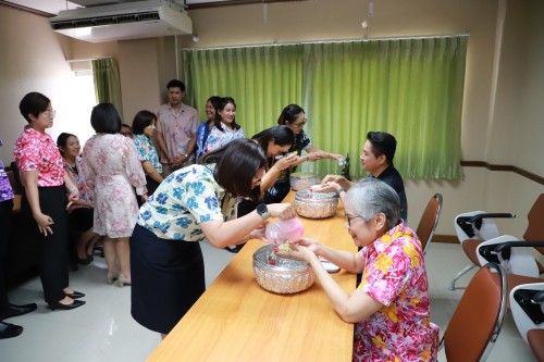 จัดกิจกรรมรดน้ำขอพร เนื่องในประเพณีสงกรานต์ ประจำปี 2567