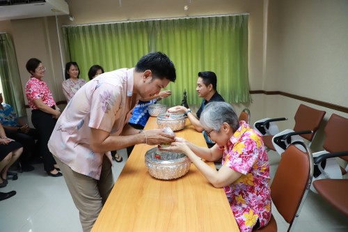 จัดกิจกรรมรดน้ำขอพร เนื่องในประเพณีสงกรานต์ ประจำปี 2567