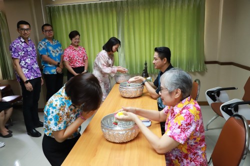 จัดกิจกรรมรดน้ำขอพร เนื่องในประเพณีสงกรานต์ ประจำปี 2567