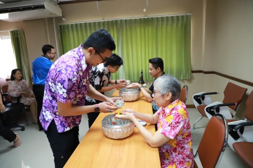 จัดกิจกรรมรดน้ำขอพร เนื่องในประเพณีสงกรานต์ ประจำปี 2567