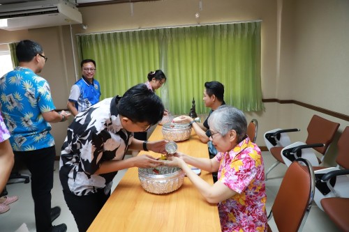 จัดกิจกรรมรดน้ำขอพร เนื่องในประเพณีสงกรานต์ ประจำปี 2567