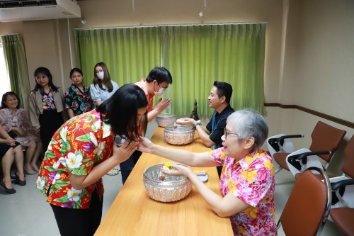 จัดกิจกรรมรดน้ำขอพร เนื่องในประเพณีสงกรานต์ ประจำปี 2567