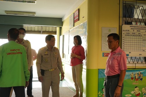 ายกเทศมนตรีนครแม่สอดพร้อมคณะผู้บริหารลงพื้นที่ตรวจเยี่ยมสถานศึกษาในสังกัด