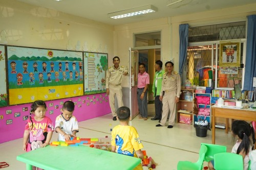 ายกเทศมนตรีนครแม่สอดพร้อมคณะผู้บริหารลงพื้นที่ตรวจเยี่ยมสถานศึกษาในสังกัด