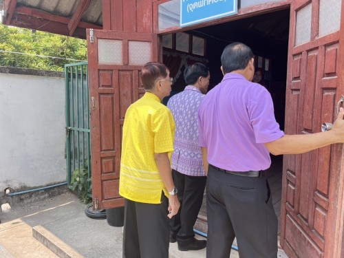 รองนายกเทศมนตรีนครแม่สอดพร้อมคณะผู้บริหารลงพื้นที่ตรวจเยี่ยมสถานศึกษาในสังกัด