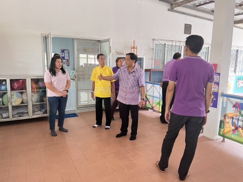 รองนายกเทศมนตรีนครแม่สอดพร้อมคณะผู้บริหารลงพื้นที่ตรวจเยี่ยมสถานศึกษาในสังกัด