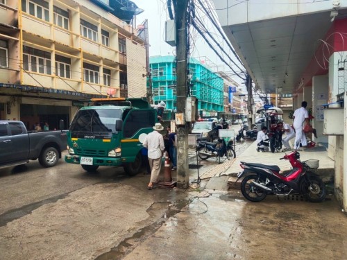 เทศบาลนครแม่สอด หน่วยงานกองช่างสุขาภิบาล ลงพื้นที่ดำเนินการดูดโคลนและขุดลอกท่อระบายน้ำ ในเขตพื้นที่เทศบาลนครแม่สอด