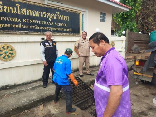 เทศบาลนครแม่สอด หน่วยงานกองช่างสุขาภิบาล ลงพื้นที่ดำเนินการดูดโคลนและขุดลอกท่อระบายน้ำ ในเขตพื้นที่เทศบาลนครแม่สอด