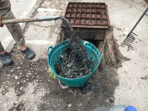 เทศบาลนครแม่สอด หน่วยงานกองช่างสุขาภิบาล ลงพื้นที่ดำเนินการดูดโคลนและขุดลอกท่อระบายน้ำ ในเขตพื้นที่เทศบาลนครแม่สอด