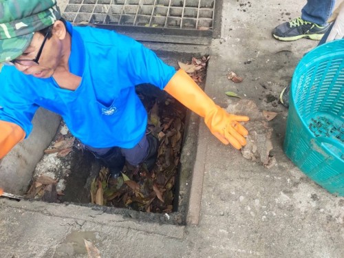 เทศบาลนครแม่สอด หน่วยงานกองช่างสุขาภิบาล ลงพื้นที่ดำเนินการดูดโคลนและขุดลอกท่อระบายน้ำ ในเขตพื้นที่เทศบาลนครแม่สอด