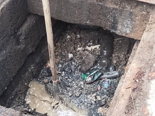 เทศบาลนครแม่สอด หน่วยงานกองช่างสุขาภิบาล ลงพื้นที่ดำเนินการดูดโคลนและขุดลอกท่อระบายน้ำ ในเขตพื้นที่เทศบาลนครแม่สอด