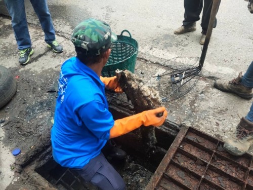 เทศบาลนครแม่สอด หน่วยงานกองช่างสุขาภิบาล ลงพื้นที่ดำเนินการดูดโคลนและขุดลอกท่อระบายน้ำ ในเขตพื้นที่เทศบาลนครแม่สอด