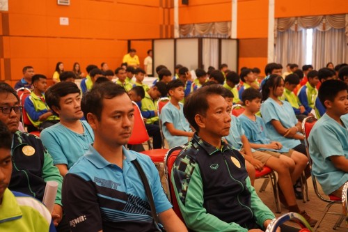 นายกเทศมนตรีนครแม่สอดกล่าวให้โอวาสนักเรียนในสังกัด โครงการจัดส่งนักกีฬาเข้าร่วมแข่งขันกีฬานักเรียนองค์กรปกครองส่วนท้องถิ่น ระดับภาคเหนือ